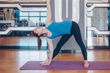 1578279764133701.jpg 瑜伽初入门教学视频