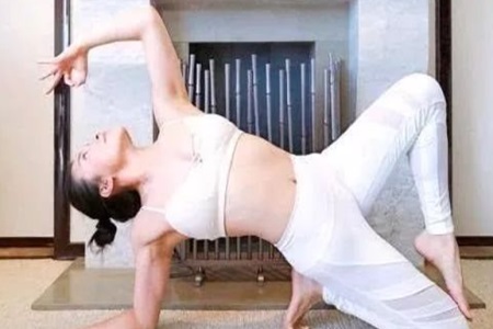 1553139282218988.jpg 3女性练这4个瑜伽动作,甩掉大肚腩,皮肤更紧致.JPG