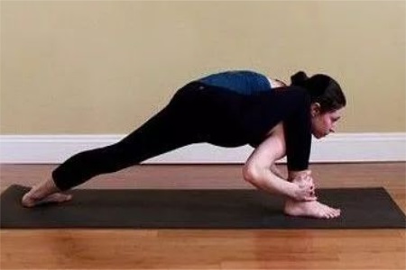 1554338072999662.jpg 4瘦腿又提臀的瑜伽动作,拯救女生粗壮小腿.JPG