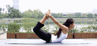 动作2:双手反手拉双脚