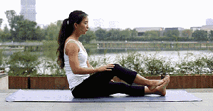 动作8:双手拉双脚拇指向上缓拉