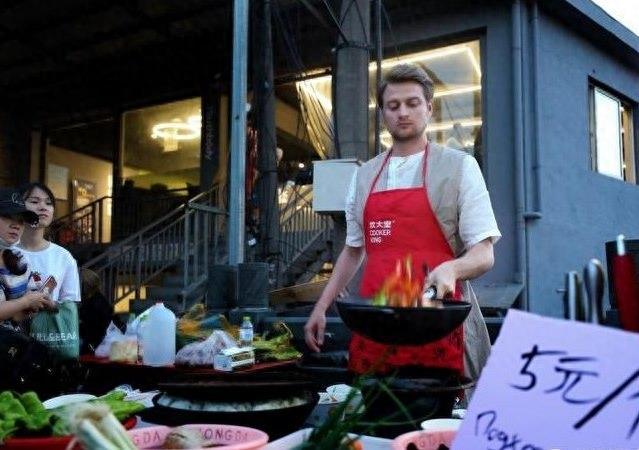 俄罗斯帅哥摆摊卖鱼香肉丝，5元一份，背着铁锅上街和人交流美食