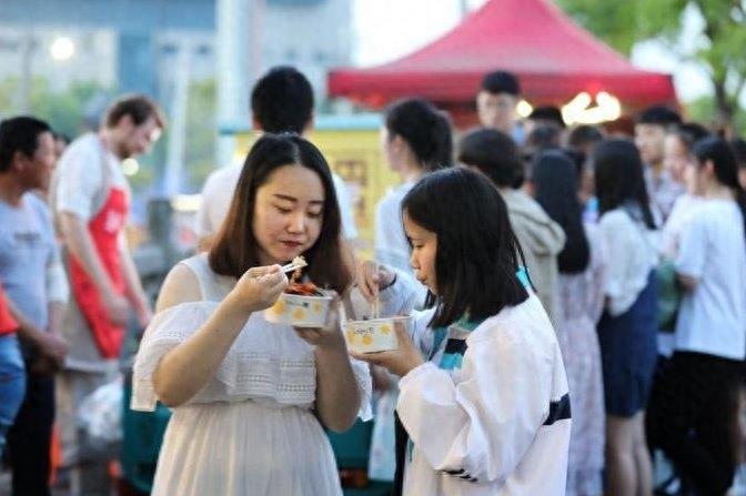 俄罗斯帅哥摆摊卖鱼香肉丝，5元一份，背着铁锅上街和人交流美食