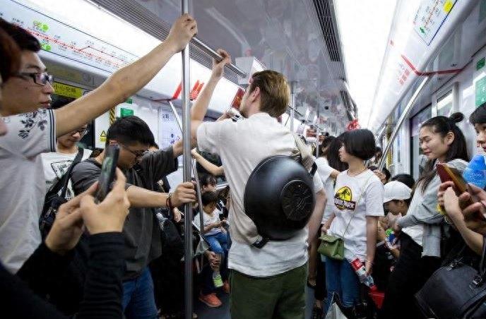 俄罗斯帅哥摆摊卖鱼香肉丝，5元一份，背着铁锅上街和人交流美食