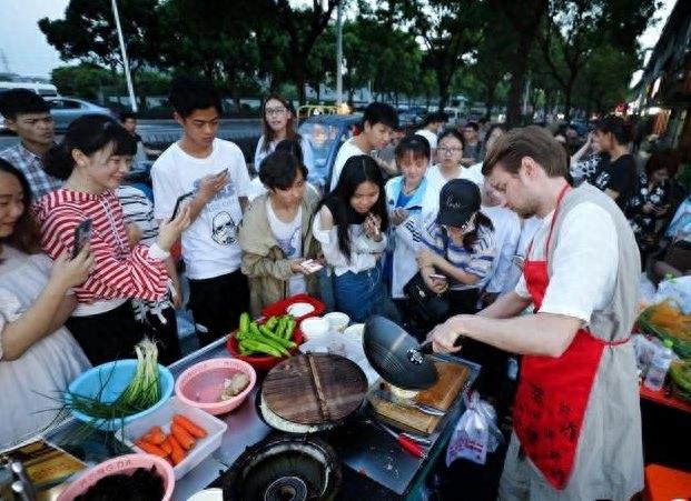 俄罗斯帅哥摆摊卖鱼香肉丝，5元一份，背着铁锅上街和人交流美食