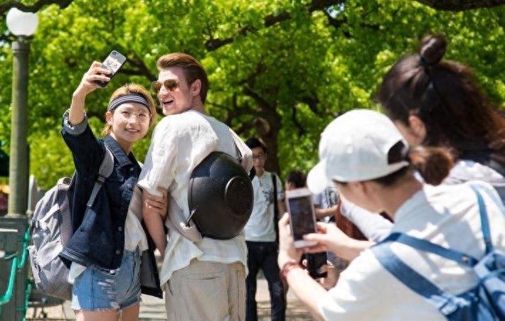 俄罗斯帅哥摆摊卖鱼香肉丝，5元一份，背着铁锅上街和人交流美食