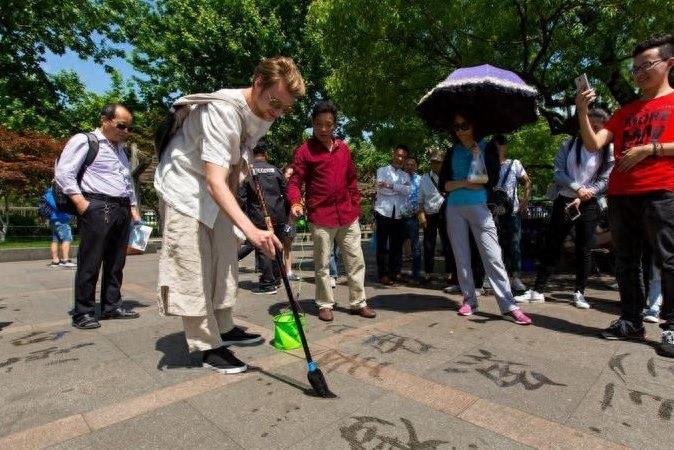 俄罗斯帅哥摆摊卖鱼香肉丝，5元一份，背着铁锅上街和人交流美食