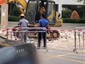 ​外卖员帮开挖掘机，网友：看来送外卖比开挖掘机有钱途